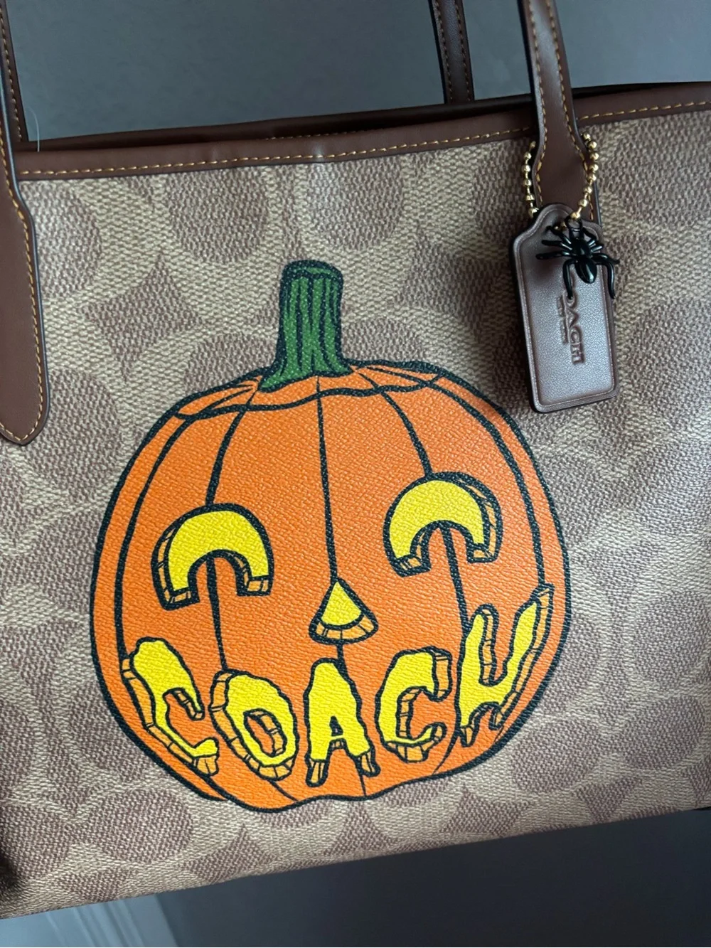 Coach City Tote Bag in Signature Canvas with collectible  Halloween pumpkin NEW